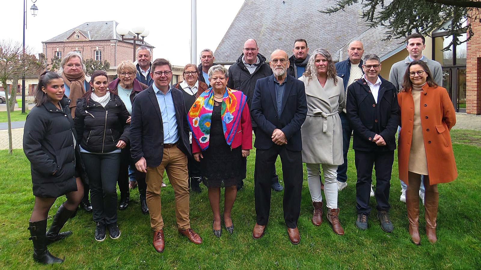 Photo de groupe des membres du conseil municipal de Rochy-Condé